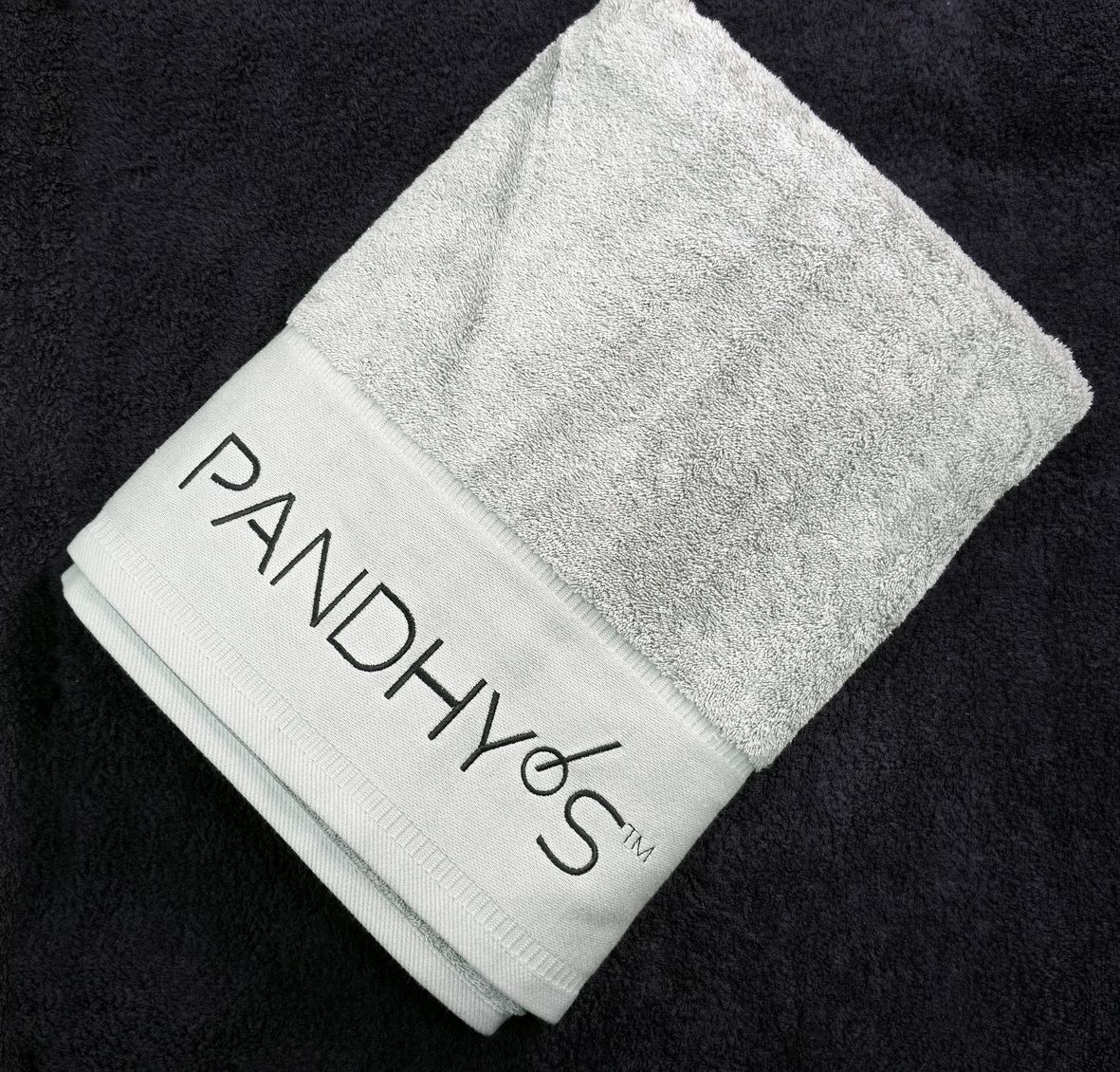 Полотенце серое с логотипом Пандис  80*160 см фото